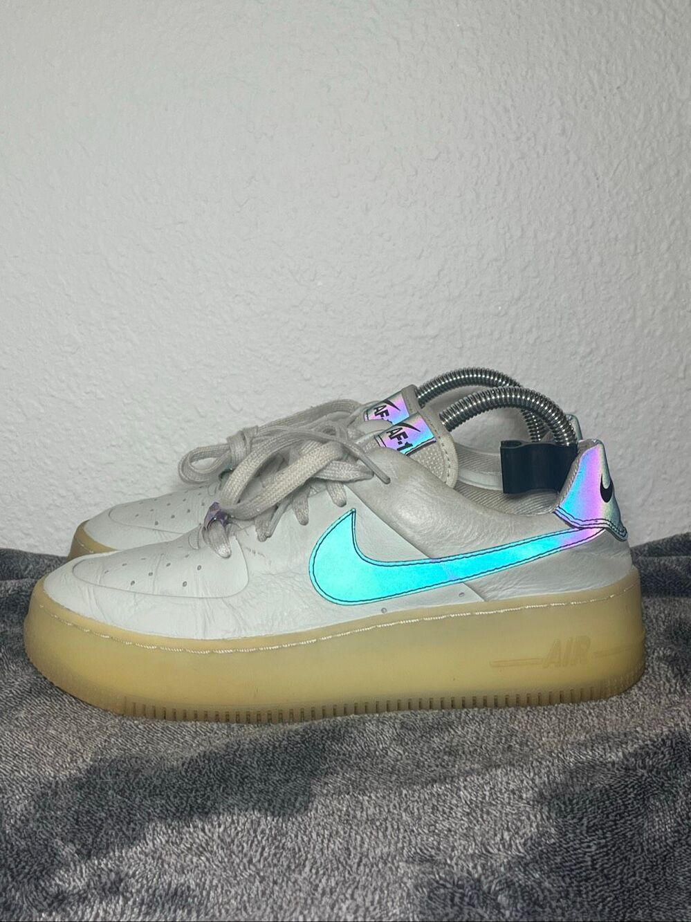 Nike Air Force 1 Sage Low Women Size 8.5 Iridescent Swoosh White Gum AR5409-003